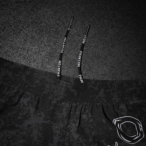 Mit einem elastischen Bund, verstärkten Nähten und leichtem, schnelltrocknendem Material bieten die Fusion Serious Shorts höchsten Komfort im Training. Ob Sparring, Technikdrills oder Conditioning – sie sitzen sicher und unterstützen jede Bewegung.