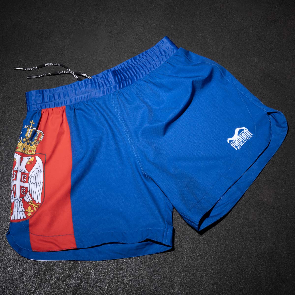 Die Phantom Athletics Fightshorts Fusion-R im Team Serbia Design bieten Kämpfern maximale Bewegungsfreiheit und Strapazierfähigkeit. Mit robustem Ripstop-Material und elastischem Hüftbund sind sie ideal für intensives MMA-, Grappling- und Kickbox-Training.
