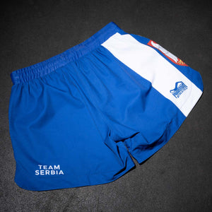 Setze ein starkes Statement mit den Fusion-R Fightshorts im Team Serbia Look von Phantom Athletics. Dank Seitenschlitzen und sicherem Sitz durch Kordelzug und Klettverschluss meisterst du jede Bewegung im Training oder Wettkampf.