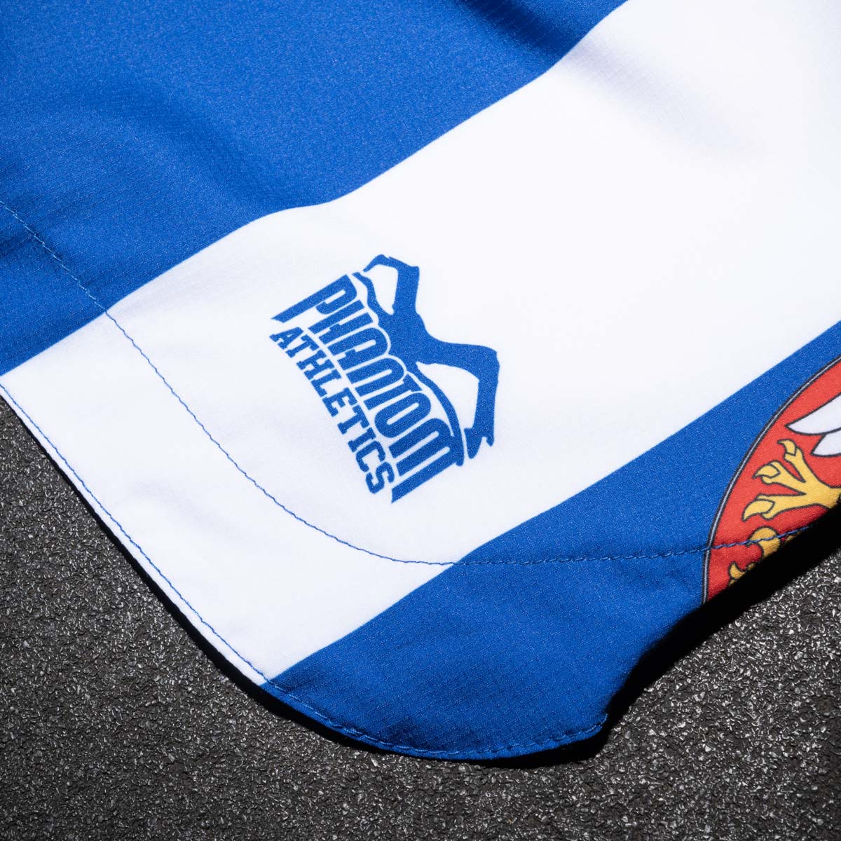 Die Fusion-R Fightshorts im Team Serbia Design von Phantom Athletics vereinen Tradition und Innovation. Mit flexiblen Seitenschlitzen und sicherem Sitz sind sie perfekt für anspruchsvolle Trainingseinheiten im MMA-, Grappling- und Kickbox-Bereich.