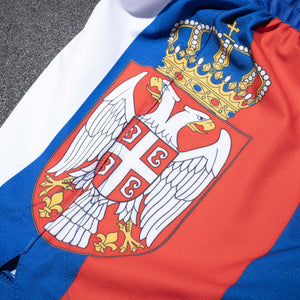 Die Fusion-R Fightshorts im Team Serbia Design von Phantom Athletics kombinieren Funktionalität mit nationaler Identität. Ultraleichtes, reißfestes Material sorgt für Komfort und Halt bei intensiven Trainingseinheiten.