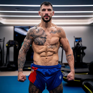 Hochwertige Kampfsport‑Shorts der Marke Phantom Athletics im „Team Serbia“-Design – aus ultraleichtem Ripstop‑Material mit elastischem Hüftbund, Seiten‑Schlitz und sicherem Verschluss via Kordelzug und Klettverschluss, ideal für MMA, Grappling, Kickboxen und intensives Training.