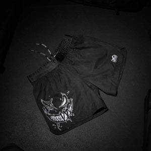 Die Phantom Athletics Fightshorts Fusion Two Serious wurden für höchste Ansprüche im Kampfsport entwickelt. Ihr robuster Schnitt, kombiniert mit elastischen Einsätzen und Seitenschlitzen, bietet maximale Bewegungsfreiheit für MMA, Grappling und Kickboxen.