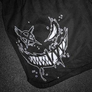 Mit den Fusion Two Serious Shorts bringt Phantom Athletics eine funktionale Kampfsporthose auf den Markt, die durch Komfort, Stabilität und modernes Design überzeugt. Der Klettverschluss mit Kordelzug sorgt für sicheren Halt bei intensiven Trainingseinheiten und Sparrings.