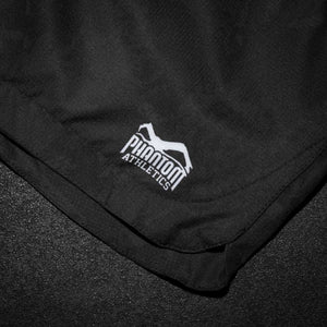 Diese Fightshorts von Phantom Athletics sind auf maximale Performance im Kampfsport ausgelegt. Das widerstandsfähige Material hält selbst harter Beanspruchung stand, während das dezente, schwarze Design Stärke und Disziplin ausstrahlt – ideal für MMA, BJJ und mehr.