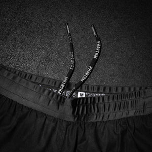 Die Phantom Athletics Fusion Two Serious Shorts kombinieren technisches Know-how mit athletischer Ästhetik. Sie sind besonders leicht, reißfest und atmungsaktiv – gemacht für Kämpfer, die sich auf ihre Ausrüstung verlassen müssen, egal ob im Gym oder im Cage.