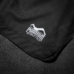 Mit den Fusion Fightshorts Two Serious liefert Phantom Athletics ein kompromissloses Trainings- und Wettkampfmodell. Ob explosive Takedowns, schnelle Kicks oder harte Clinch-Arbeit – diese Shorts machen jede Bewegung mit und bieten dir zuverlässige Stabilität.