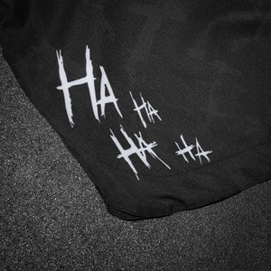 Phantom Athletics hat die Fightshorts Fusion Two Serious für professionelle Ansprüche im Kampfsport entwickelt. Sie bieten nicht nur volle Bewegungsfreiheit, sondern auch ein leistungsstarkes Tragegefühl, das dich bei jeder Einheit unterstützt – funktional, langlebig und stylisch zugleich.