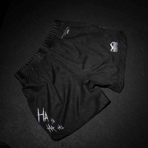 Die Fightshorts Fusion Two Serious von Phantom Athletics überzeugen durch ein klares, kraftvolles Design und technische Stärke. Entwickelt für Kampfsportarten wie MMA, Kickboxen und BJJ, bieten sie dir uneingeschränkte Bewegungsfreiheit und extremen Halt – selbst bei explosiven Aktionen.