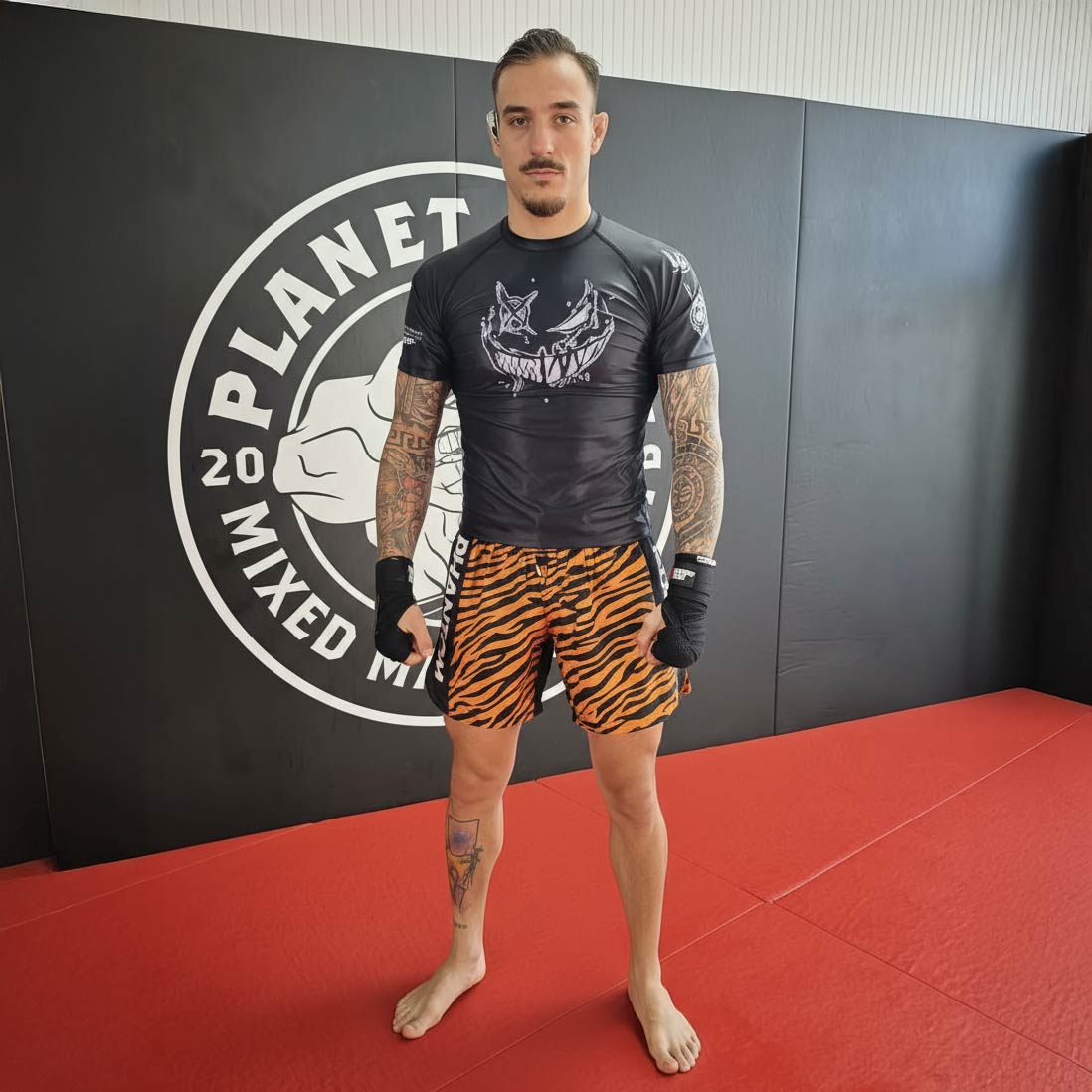 Phantom Athletics Rashguard EVO Two Serious Black – eng anliegendes Kompressionsshirt in Schwarz, ideal für MMA, BJJ und Grappling mit hochwertigem Material aus 87 % Polyester & 13 % Spandex.