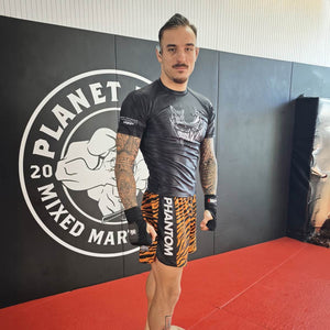 Kompressions‑Rashguard „Serious Black“ von Phantom Athletics – bietet maximale Bewegungsfreiheit, schützt vor Mattenbrand und überzeugt mit langlebiger Verarbeitung beim Training.