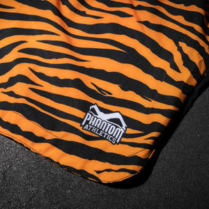 Leichte, strapazierfähige Fightshorts mit elastischem Bund und seitlichen Schlitzen für volle Bewegungsfreiheit. Perfekt für anspruchsvolle Fighter im MMA, Grappling und Thaiboxen.