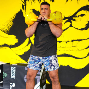 Phantom Athletics Fusion Tsunami Fightshorts, perfekt für MMA und Thaiboxen. Robuste Verarbeitung und ergonomischer Schnitt bieten Stabilität und Komfort im Training.