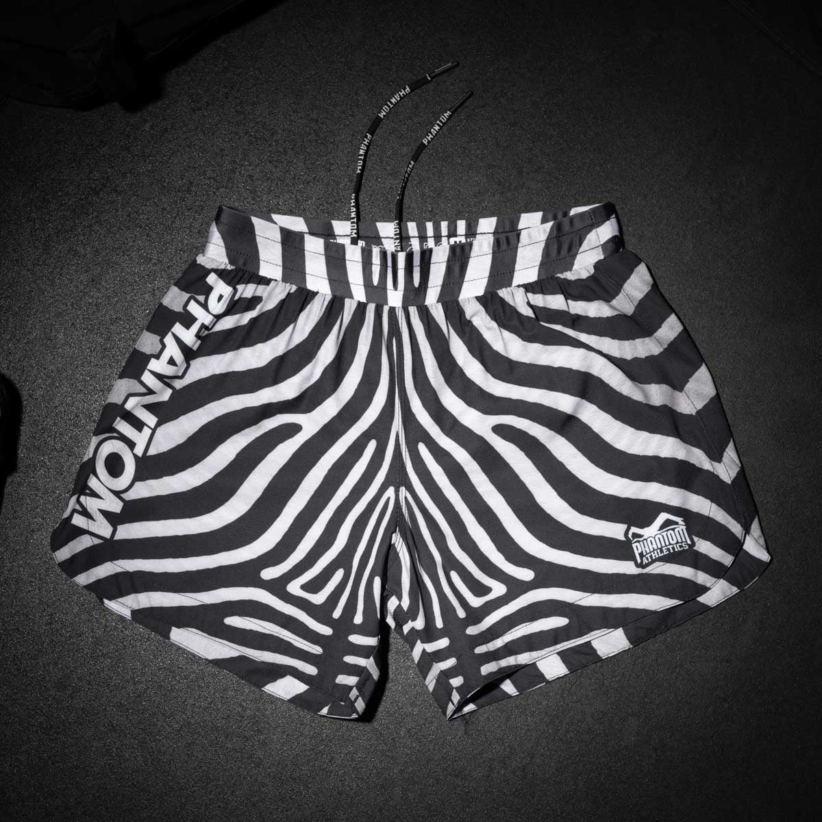 Die Phantom Athletics Fightshorts Fusion Zebra setzen mit ihrem auffälligen Zebra-Muster ein starkes Statement im Gym oder im Cage. Sie kombinieren stylisches Design mit hoher Funktionalität – ideal für MMA, Grappling und andere Kampfsportarten mit hohen Ansprüchen an Beweglichkeit und Haltbarkeit.