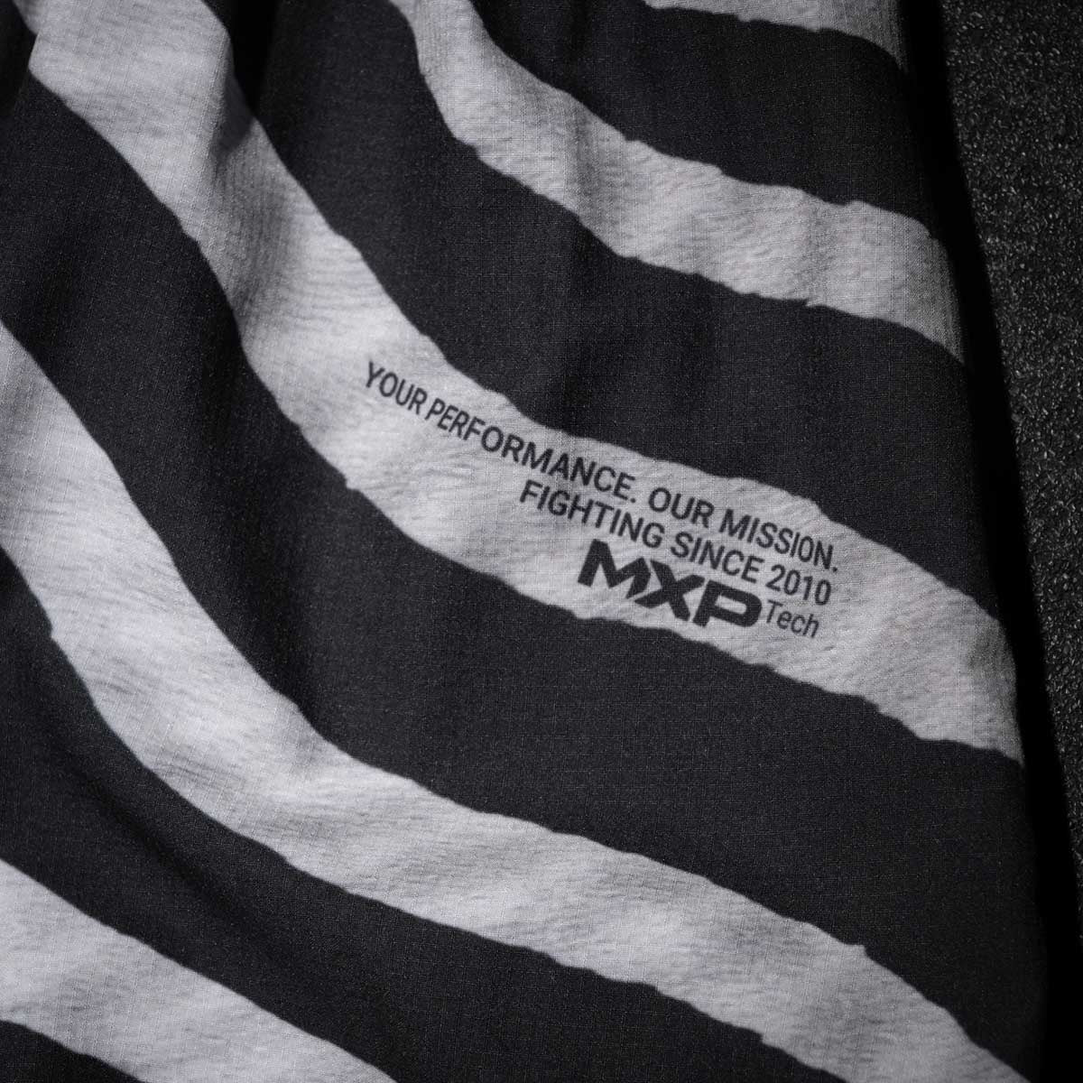 Die Fusion Zebra Fightshorts von Phantom Athletics wurden speziell für dynamische Kampfsportarten wie MMA, BJJ und Kickboxen entwickelt. Ihr einzigartiger Look kombiniert mit höchster Funktionalität macht sie zur idealen Wahl für alle, die sich im Gym durch Qualität und Design abheben möchten.