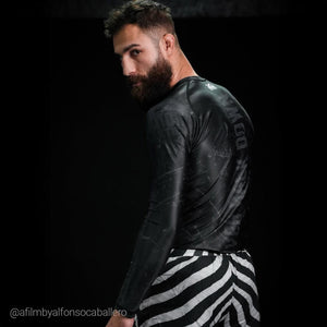 Funktioneller Phantom Athletics Rashguard Germany Longsleeve, perfekt für technikorientiertes Training im Grappling, MMA und Kickboxen mit atmungsaktiver, schweißableitender Technologie. Der sportliche Schnitt und die Premium‑Materialien sorgen für Komfort, Bewegungsfreiheit und erstklassige Performance bei intensiven Trainingseinheiten.