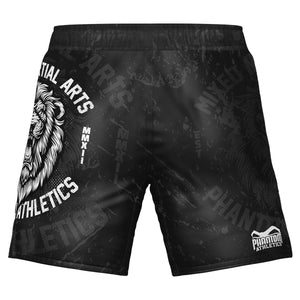 Mit dem markanten Löwen-Design symbolisieren diese Shorts Mut und Entschlossenheit. Der elastische Bund und der sichere Verschluss garantieren perfekten Halt bei jeder Trainingseinheit oder im Wettkampf.