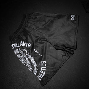 Diese MMA Shorts von Phantom Athletics mit dem markanten Lionheart-Motiv verkörpern Stärke und Kampfgeist – genau das, was ambitionierte Kampfsportler im Training und Wettkampf brauchen. Das leichte, aber strapazierfähige Material macht jede Bewegung mit und hält auch intensiven Belastungen stand.