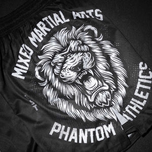Mit den EVO Fightshorts Lionheart bringt Phantom Athletics funktionales Design und inspirierende Symbolik zusammen. Der bequeme Sitz, der sichere Verschluss und die elastischen Seitenschlitze sorgen für Komfort und Kontrolle bei jedem Takedown, jeder Kombination und jedem Clinch.