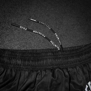 Phantom Athletics präsentiert mit den Lionheart Fightshorts eine Kampfsport-Shorts, die nicht nur durch Qualität überzeugt, sondern auch durch ihre Botschaft: Kämpfe mit Herz. Ob beim Sparring oder auf Wettkampfniveau – diese Shorts sind gemacht für Fighter, die nie aufgeben.