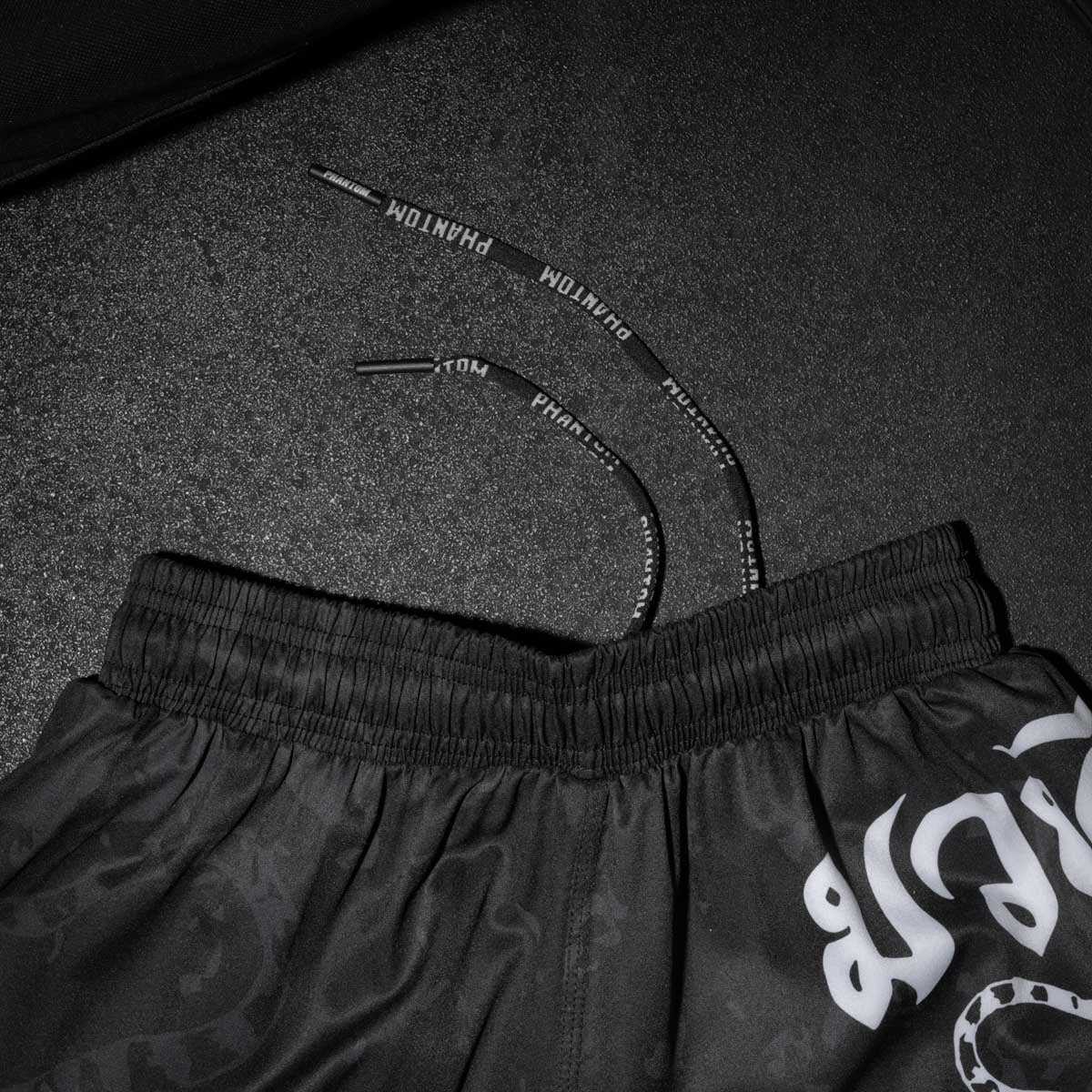 Phantom Athletics hat mit den EVO Sak Yant Fightshorts eine Hommage an den thailändischen Kampfsport geschaffen. Die Shorts sind leicht, widerstandsfähig und für schnelle Bewegungen ausgelegt – perfekt für Muay Thai, MMA oder Kickboxen auf höchstem Niveau.