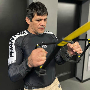 Der Rashguard Evo Apex Longsleeve Black von Phantom Athletics bietet dir vollständigen Schutz und Kompression bei intensiven Grappling- und MMA-Einheiten. Das atmungsaktive, enganliegende Material unterstützt deine Muskulatur und sorgt für maximale Performance im Training.