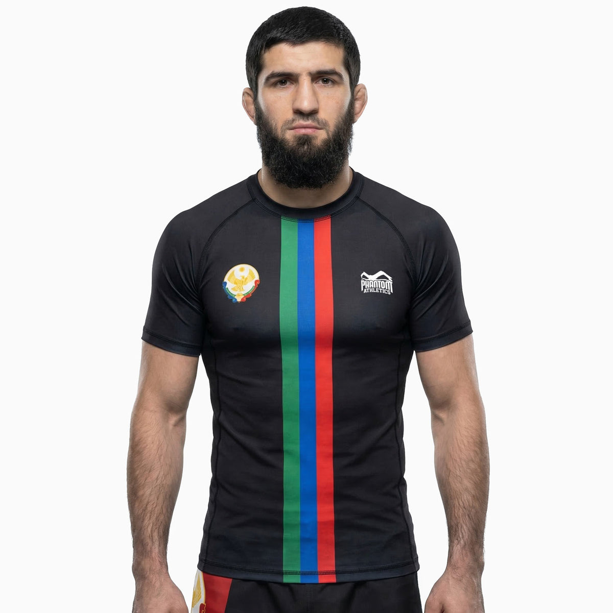 Das Phantom Athletics Rashguard Team Dagestan steht für maximale Performance im MMA, Grappling und Jiu-Jitsu Training. Der hochwertige Kompressionsstoff sorgt für optimale Bewegungsfreiheit, unterstützt deine Muskulatur und hält dich auch bei intensiven Sparring-Einheiten angenehm trocken.