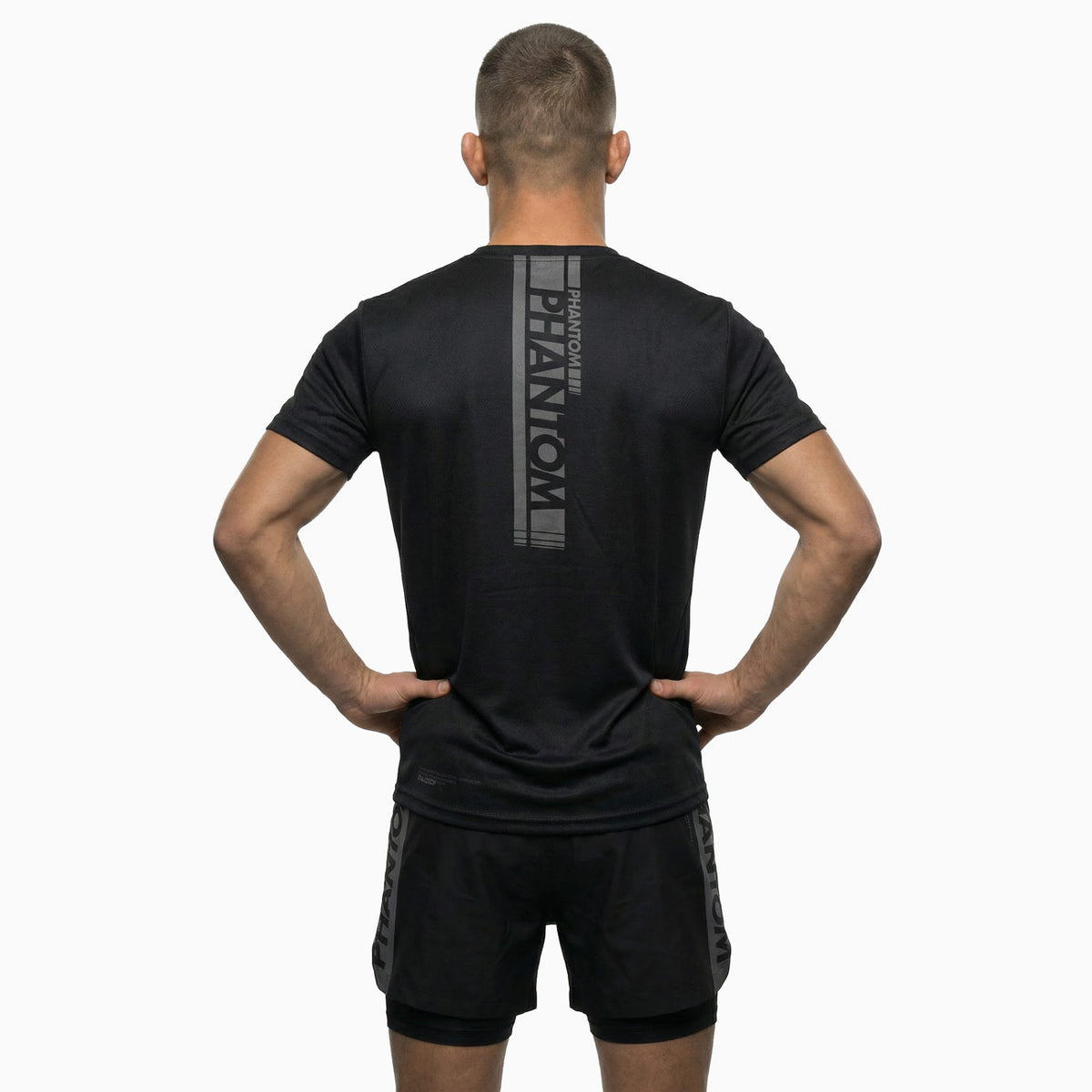 Premium Trainingsshirt von Phantom Athletics in Schwarz/Grau, perfekt für MMA-Training, Sparring und Fitness mit atmungsaktivem, feuchtigkeitsregulierendem Interlock-MXP-Material.