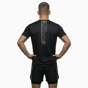 Premium Trainingsshirt von Phantom Athletics in Schwarz/Grau, perfekt für MMA-Training, Sparring und Fitness mit atmungsaktivem, feuchtigkeitsregulierendem Interlock-MXP-Material.
