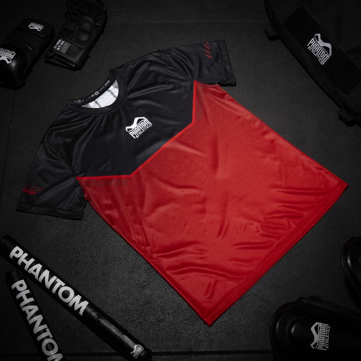 Das neue Phantom EVO Kampfsportshirt für dein Training. Ultra bequem zu tragen und schweißabweisend. Jetzt in der limitierten RED Edition.