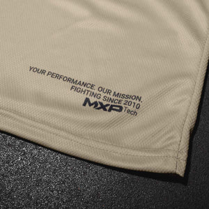 Das Phantom EVO Apex Trainingsshirt. Höchste Qualität für dein Kampfsporttraining. Durch den atmungsaktiven und schweißabsorbierenden Stoff eignet es sich perfekt für harte Trainingseinheiten. Egal ob im MMA, Kickboxen, Ringen, Nogi BJJ oder Boxen. Hier in der Farbe Sand.