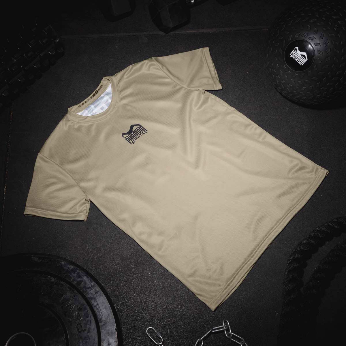 Das Phantom EVO Apex Trainingsshirt. Höchste Qualität für dein Kampfsporttraining. Durch den atmungsaktiven und schweißabsorbierenden Stoff eignet es sich perfekt für harte Trainingseinheiten. Egal ob im MMA, Kickboxen, Ringen, Nogi BJJ oder Boxen. Hier in der Farbe Sand.
