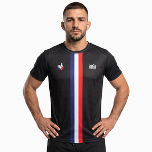 Das Phantom Athletics Training Shirt EVO Team France verbindet sportliches Team-Design mit funktioneller Performance für anspruchsvolle Kampfsportler. Das atmungsaktive Material eignet sich ideal für MMA, Boxen, Kickboxen und Muay Thai und sorgt auch bei intensiven Einheiten für hohen Tragekomfort.
