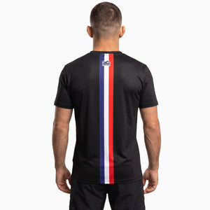 Mit dem Phantom Athletics Training Shirt EVO Team France trainierst du leicht, beweglich und komfortabel bei jeder Kampfsport-Session. Der strapazierfähige Performance-Stoff unterstützt dich bei Sparring, Grappling, Jiu-Jitsu und funktionellem Training im Gym.