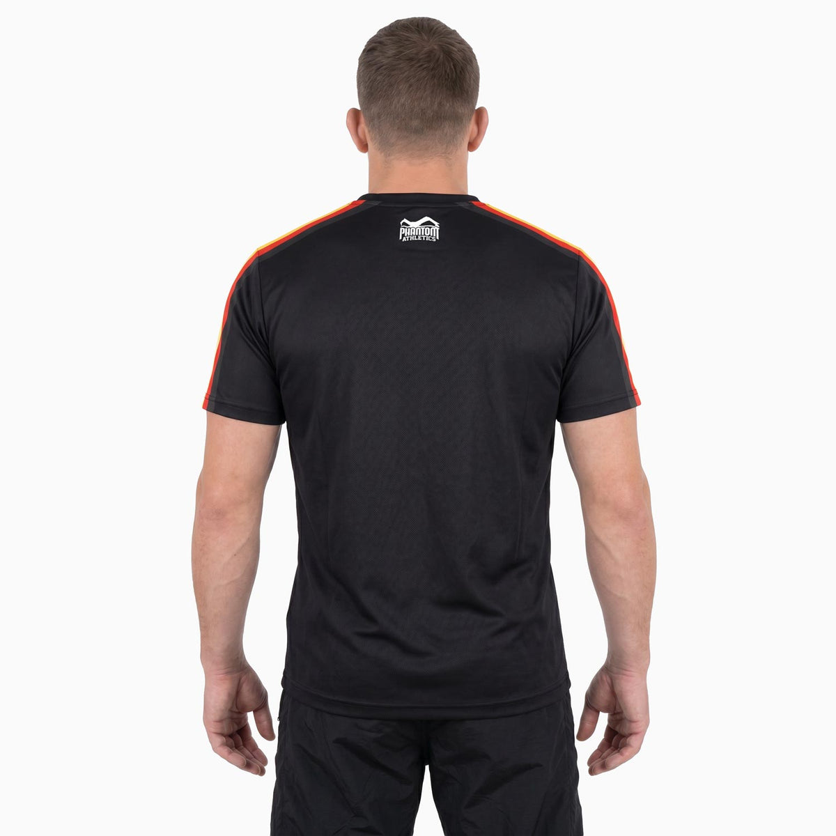 Das EVO Germany AS Trainingsshirt von Phantom Athletics überzeugt mit strapazierfähigem Performance-Material und einer athletischen Passform für intensive Trainingseinheiten. Perfekt geeignet für MMA, Jiu-Jitsu, Kickboxen und Fitness mit Fokus auf Komfort und Beweglichkeit.
