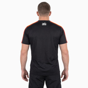 Das EVO Germany AS Trainingsshirt von Phantom Athletics überzeugt mit strapazierfähigem Performance-Material und einer athletischen Passform für intensive Trainingseinheiten. Perfekt geeignet für MMA, Jiu-Jitsu, Kickboxen und Fitness mit Fokus auf Komfort und Beweglichkeit.