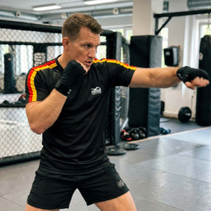 Das EVO Germany AS Shirt von Phantom Athletics bietet die perfekte Kombination aus Komfort, Funktionalität und modernem Kampfsport-Design. Ob MMA, Boxen oder Kickboxen – es unterstützt dich zuverlässig bei jeder Bewegung und jedem Training.
