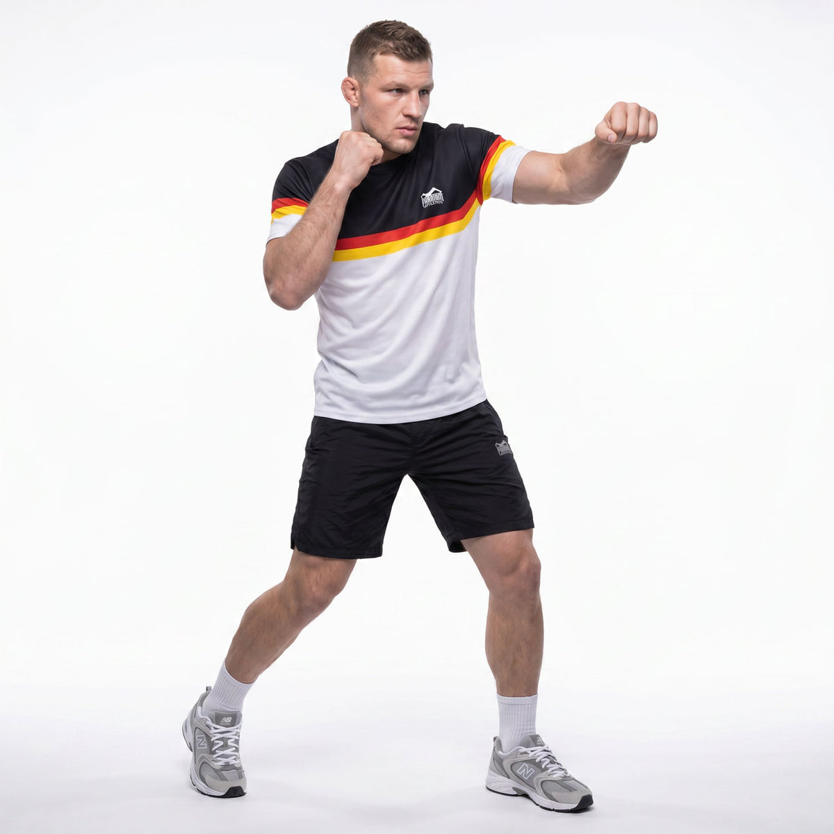 Das EVO Germany EC White Shirt überzeugt mit strapazierfähigem Performance-Material und einem sportlichen Look für Kampfsportler. Perfekt geeignet für MMA, Kickboxen, Jiu-Jitsu und funktionelles Training mit hoher Intensität.