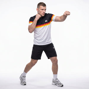 Das EVO Germany EC White Shirt überzeugt mit strapazierfähigem Performance-Material und einem sportlichen Look für Kampfsportler. Perfekt geeignet für MMA, Kickboxen, Jiu-Jitsu und funktionelles Training mit hoher Intensität.