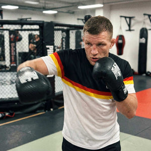 Die Phantom Athletics Boxhandschuhe Germany wurden für intensives Kampfsport-Training entwickelt und bieten optimalen Schutz und Stabilität bei Boxen, Kickboxen und Muay Thai. Die hochwertige Polsterung sorgt für zuverlässige Stoßabsorption beim Sparring, Sandsack- und Pratzentraining.