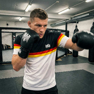 Mit den Germany Boxhandschuhen von Phantom Athletics trainierst du auf hohem Niveau im Kampfsport und profitierst von ergonomischer Passform und langlebiger Verarbeitung. Ideal für MMA-Striking, Techniktraining und tägliche Trainingseinheiten im Gym mit Fokus auf Performance und Kontrolle.