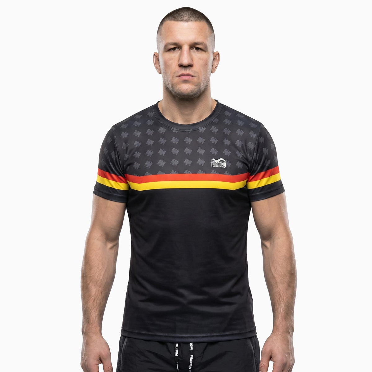 Das Phantom Athletics Trainingsshirt EVO Germany ECP Schwarz wurde für intensive Kampfsport- und Fitnesseinheiten entwickelt und bietet maximale Bewegungsfreiheit bei jeder Trainingseinheit. Das atmungsaktive Performance-Material eignet sich ideal für MMA, Boxen, Kickboxen, Muay Thai und funktionelles Training und sorgt für langanhaltenden Tragekomfort auch unter hoher Belastung.