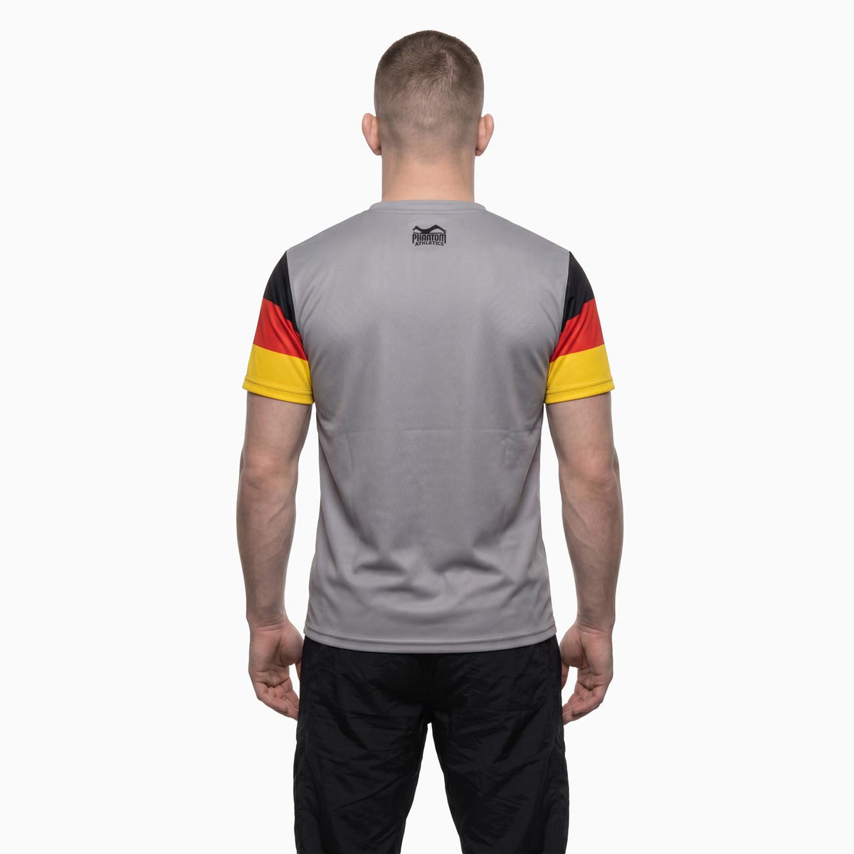 Dieses hochwertige Phantom Athletics Trainingsshirt kombiniert sportliches Design mit funktioneller Fightwear für tägliches Kampfsport-Training. Der leichte und strapazierfähige Stoff unterstützt maximale Bewegungsfreiheit bei Sparring, Grappling und Fitness-Workouts im Gym.