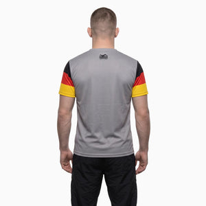 Dieses hochwertige Phantom Athletics Trainingsshirt kombiniert sportliches Design mit funktioneller Fightwear für tägliches Kampfsport-Training. Der leichte und strapazierfähige Stoff unterstützt maximale Bewegungsfreiheit bei Sparring, Grappling und Fitness-Workouts im Gym.