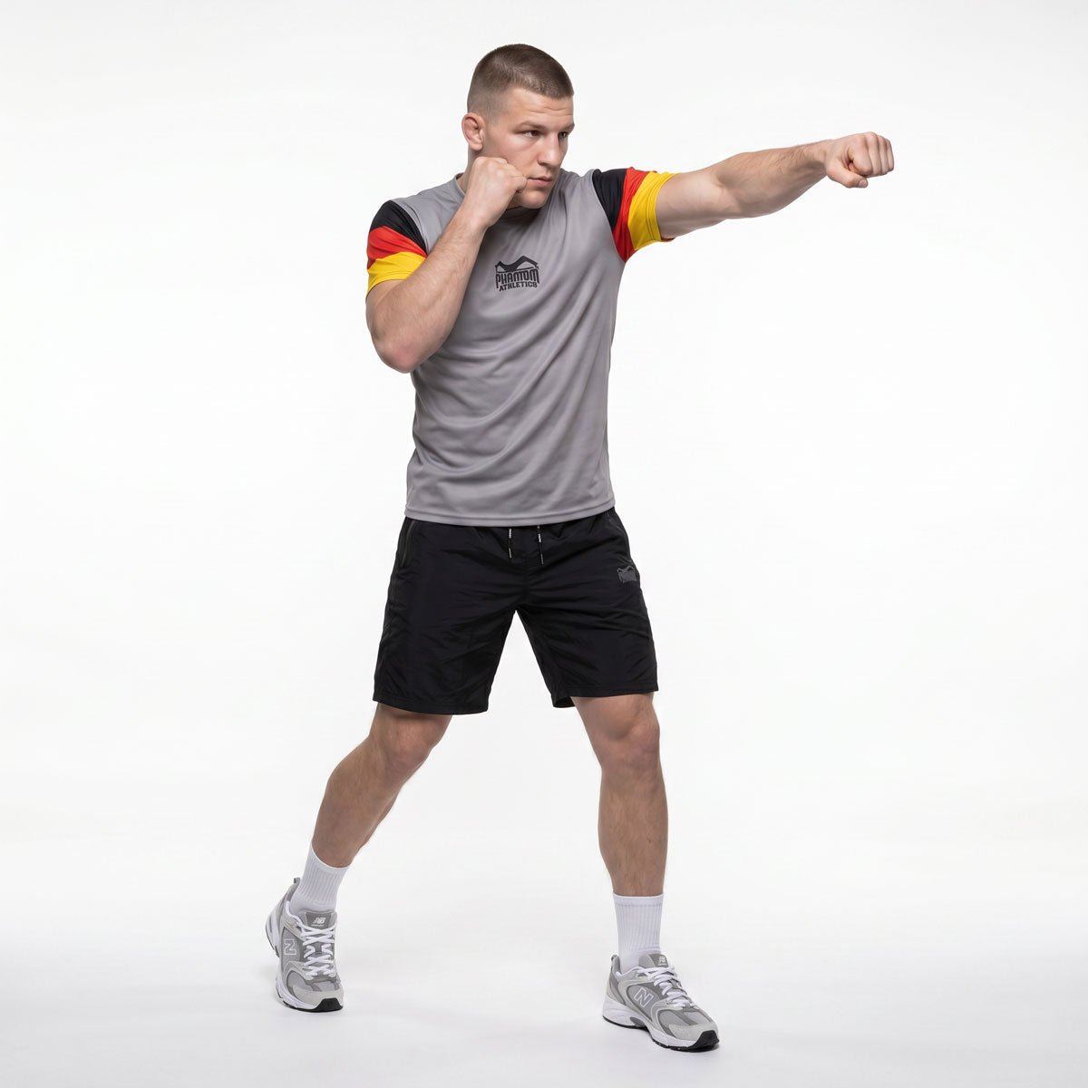 Das Phantom Athletics EVO Team Germany Gray Trainingsshirt überzeugt mit langlebigem Performance-Material und einer athletischen Passform für intensive Belastungen. Perfekt geeignet für Jiu-Jitsu, MMA, Kickboxen und funktionelles Training mit Fokus auf Komfort und Atmungsaktivität.