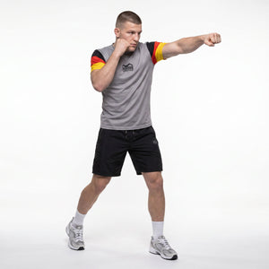Das Phantom Athletics EVO Team Germany Gray Trainingsshirt überzeugt mit langlebigem Performance-Material und einer athletischen Passform für intensive Belastungen. Perfekt geeignet für Jiu-Jitsu, MMA, Kickboxen und funktionelles Training mit Fokus auf Komfort und Atmungsaktivität.