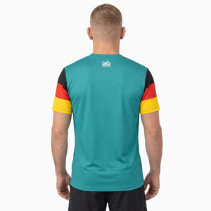Das Phantom Athletics Trainingsshirt EVO+ Germany in Türkis kombiniert auffälliges Team-Germany-Design mit Schwarz-Rot-Gold Details an den Ärmeln. Das atmungsaktive und feuchtigkeitsregulierende Performance-Shirt eignet sich ideal für MMA, Boxen, Kickboxen, Muay Thai und BJJ.