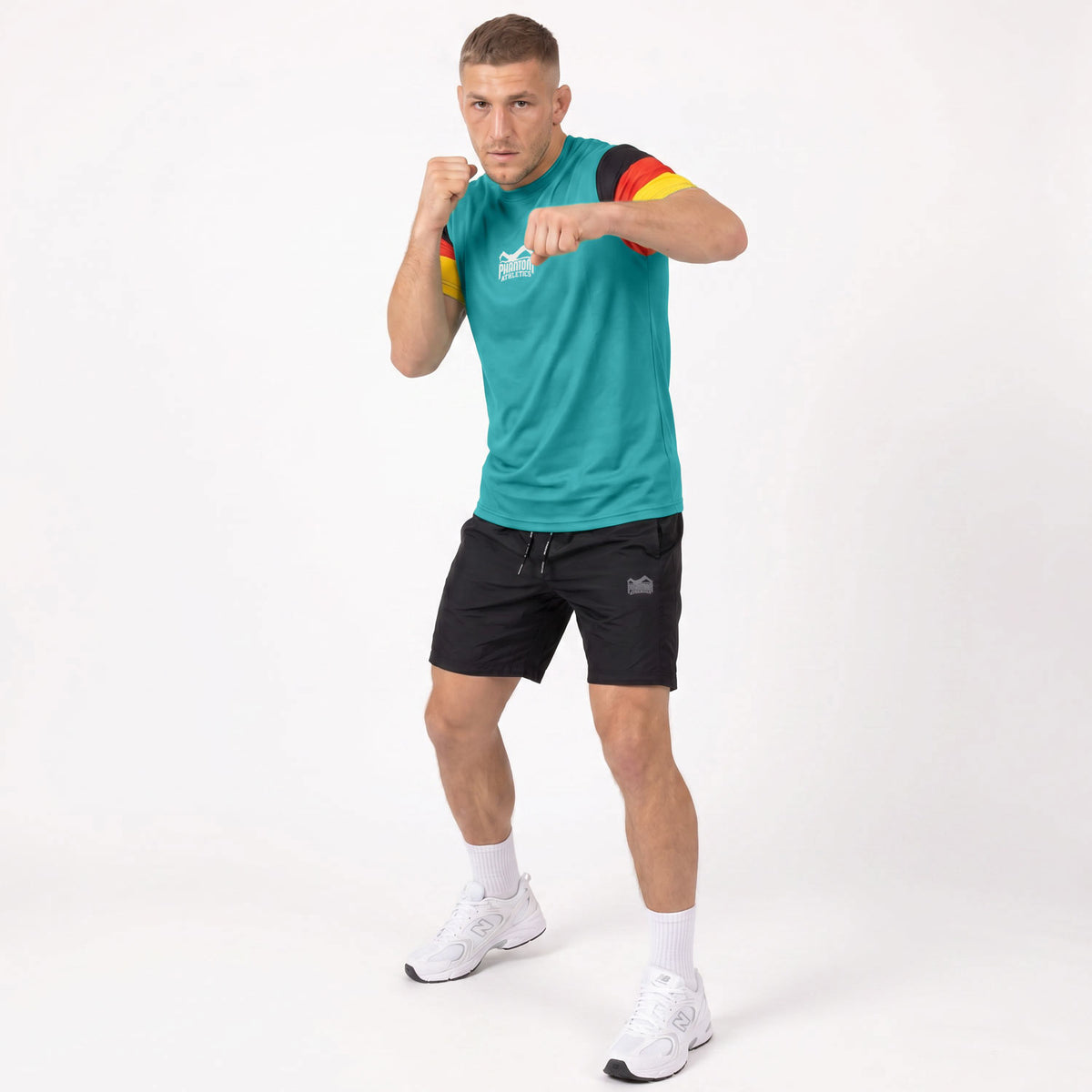 Das türkise Phantom Athletics EVO+ Germany Trainingsshirt besteht aus elastischem Interlock-MXP-Material für hohe Bewegungsfreiheit bei intensiven Trainingseinheiten. Schnelltrocknendes Material und langlebiger Sublimationsdruck machen das Funktionsshirt ideal für Kampfsport, Grappling und Functional Fitness.