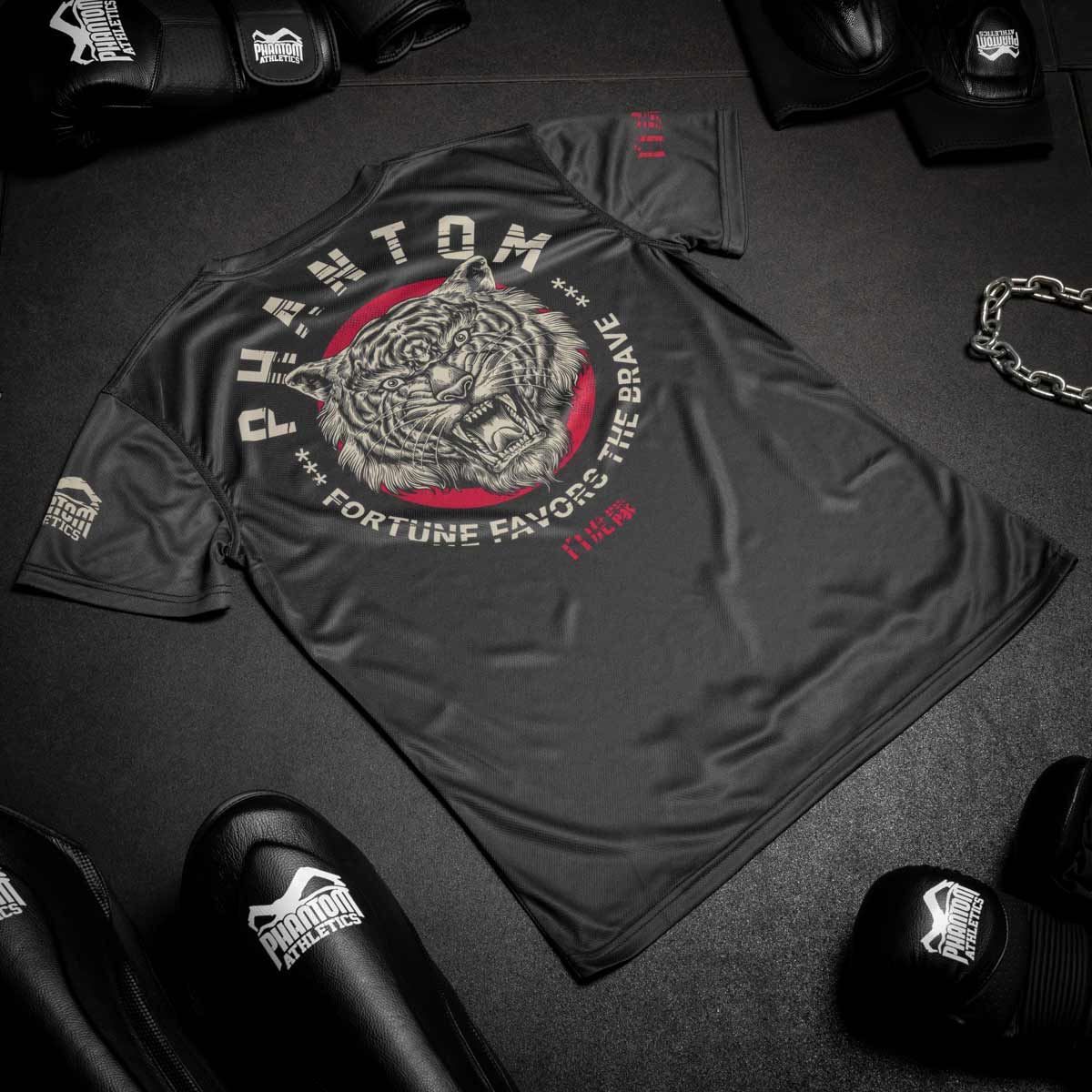 Das Phantom EVO Trainingsshirt für deinen Kampfsport. Atmungsaktiv und funktional. Ideal für MMA, BJJ oder Muay Thai. Im limitierten Tiger Unit Design.