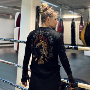 Das Phantom Athletics EVO Tiger Domination Trainingsshirt überzeugt durch atmungsaktives Material und ergonomischen Schnitt. Ideal für intensives Kampfsporttraining wie Muay Thai, MMA und Boxen.